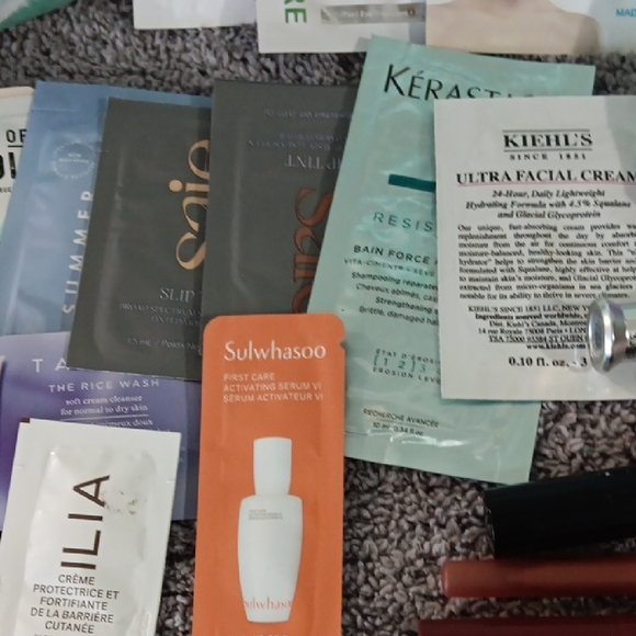 Clinique Green & White Striped Tote with Cosmetic Bag Filled With New Makeup! - Picture 6 of 8